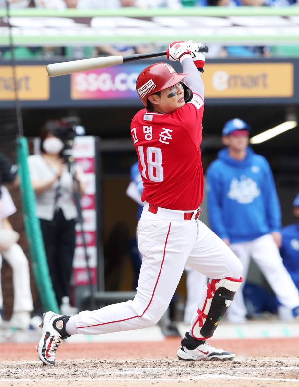 11일 열린 준플레이오프 2차전에서 홈런을 때려낸 고명준의 타격 모습. SSG 제공