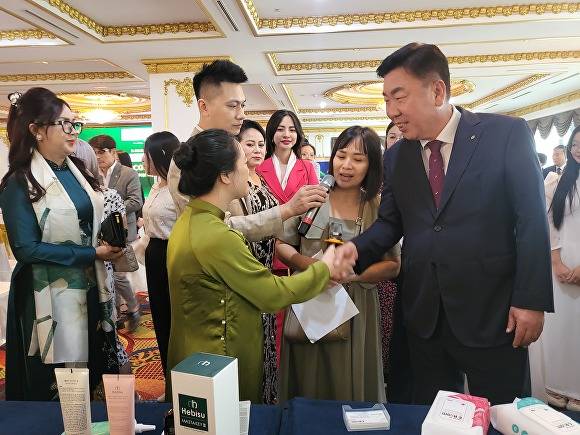 12일 베트남 하노이에서 열린 K뷰티 마케팅 행사에 참석한 이범석(오른쪽) 청주시장이 현지 관계자들과 악수하고 있다. [사진=청주시]