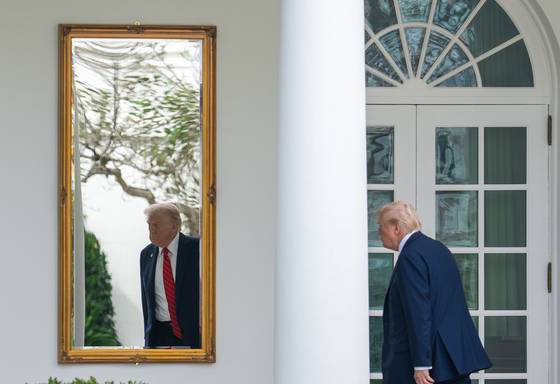 도널드 트럼프 미국 대통령이 10일(현지시간) 워싱턴 DC 백악관에 도착해 오벌오피스로 향하고 있다. 미 행정부는 이날 연방정부 셧다운이 10일째를 맞은 가운데 연방 공무원 해고가 시작됐다고 발표했다. 신화=연합뉴스