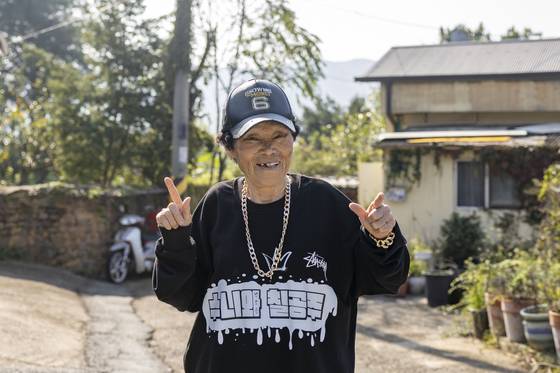 ‘수니와칠공주’ 리더 박점순 할머니가 슬리피로부터 받은 모자를 쓰고 포즈를 취하고 있다. 사진 칠곡군