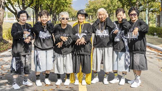 쇼미더머니12 예선 무대를 앞두고 포즈를 취한 ‘수니와칠공주’ 할머니들. 가운데 리더 박점순 할머니(84)가 래퍼 슬리피가 선물한 쇼미더머니6 모자를 쓰고 있다. 사진 칠곡군