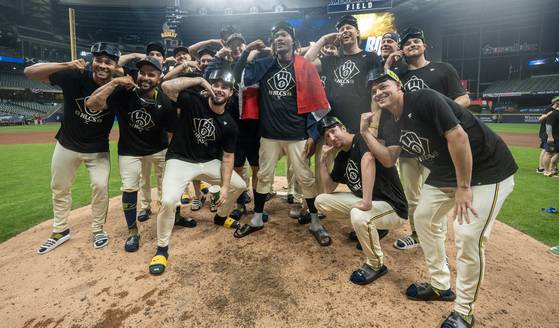 12일(한국시간) 시카고 컵스를 꺾고 NLCS 진출을 확정한 뒤 기뻐하는 밀워키 선수들. 로이터=연합뉴스