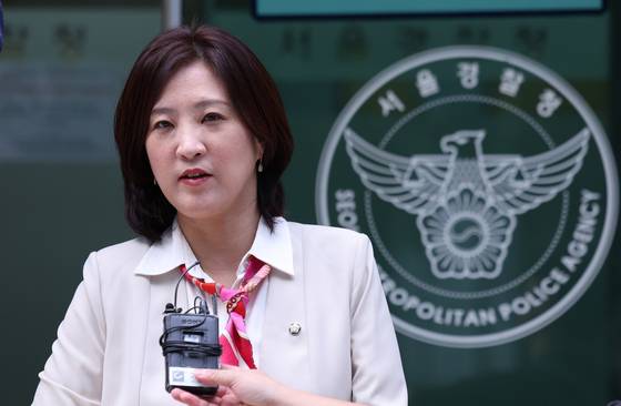 최보윤 국민의힘 수석대변인이 2일 오후 서울 종로구 서울지방경찰청 민원실을 찾아 민중기 특별검사와 채희만 검사 등 수사팀 관계자들을 직권남용 혐의로 고발한 뒤 취재진 질문에 답하고 있다. 뉴스1