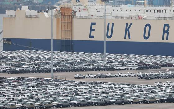 12일 경기 평택시 평택항에 수출용 자동차가 세워져 있다. 연합뉴스