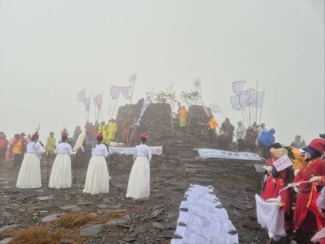 ▲ 태백문화원이 주관한 단군기원 4358년 ‘태백산 천제’가 10월 3일 하늘이 열린 날 개천절 민족의 영산 태백산 천제단에서 봉행됐다. 단군기원 4358년 태백산 천제 모습.