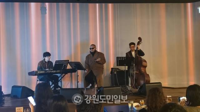 ▲ 춘천 감자아일랜드에서 진행된 ‘미드나잇 재즈 클럽’ 무대에 출연한 호림 Tree-O의 공연 모습.