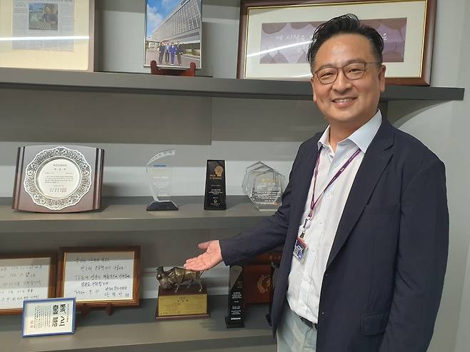 김용훈 상무가 ICT 특허경영대상 트로피 등을 보여주고 있다. 화성=윤현주 기자
