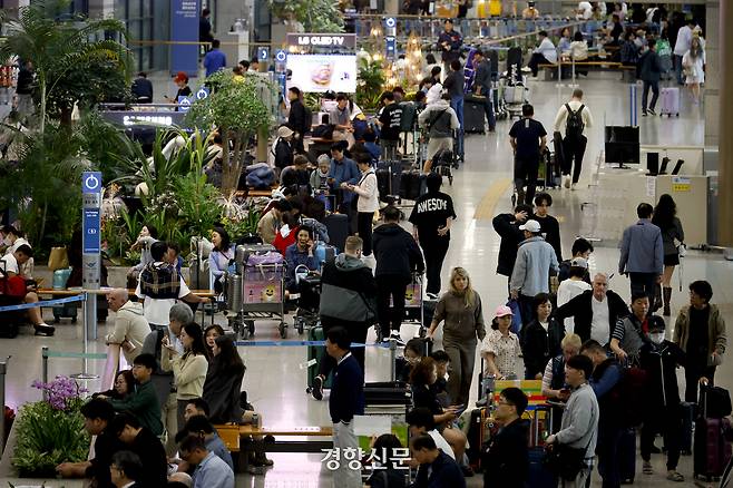 추석과 한글날 등 징검다리 연휴 마지막날인 12일 인천국제공항 제1터미널 입국장이 이용객들로 붐비고 있다. 문재원 기자