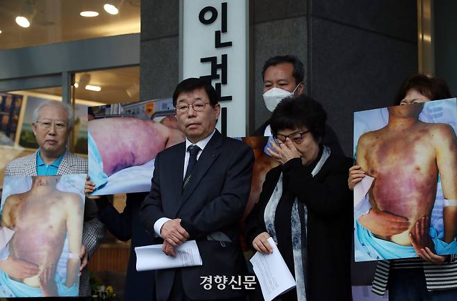 2023년 4월 6일 서울 중구 국가인권위원회 앞에서 열린 ‘고 윤승주 일병 사인조작 진실규명 진정 제기 기자회견’에 참석한  윤 일병의 어머니 안미자씨가 발언을 마친 후 눈물을 훔치고 있다. 서성일 선임기자