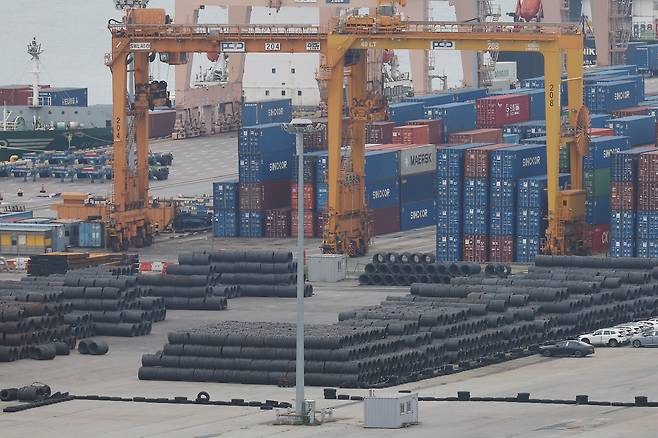 평택항에 쌓여 있는 철강 제품들 12일 경기 평택시 평택항에 수출을 앞둔 철강 제품들이 쌓여 있다. 유럽연합(EU)이 철강 제품에 대한 무관세 쿼터(할당량)를 대폭 줄이고 품목 관세를 25%에서 50%로 높이겠다고 예고해 국내 업계에 비상이 걸렸다. 연합뉴스