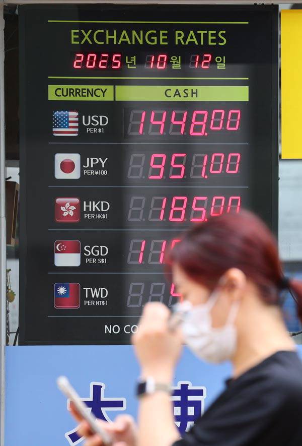 도널드 트럼프 미국 대통령의 대중 관세 강화 위협 등의 영향으로 원/달러 환율이 치솟는 가운데 12일 서울 시내 한 환전소에 환율이 표시돼 있다. 연합뉴스