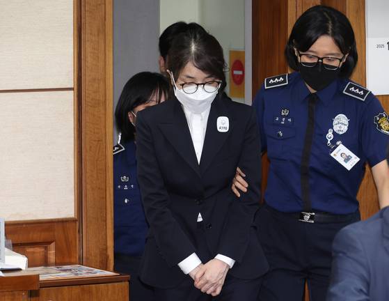 Kim Keon Hee, wife of impeached former President Yoon Suk Yeol, attends her first trial at the Seoul Central District Court in Seocho District, southern Seoul, on Sept. 24. She has been indicted and detained on charges including stock manipulation involving Deutsche Motors, political interference and taking bribes connected to the Unification Church. [JOINT PRESS CORPS]