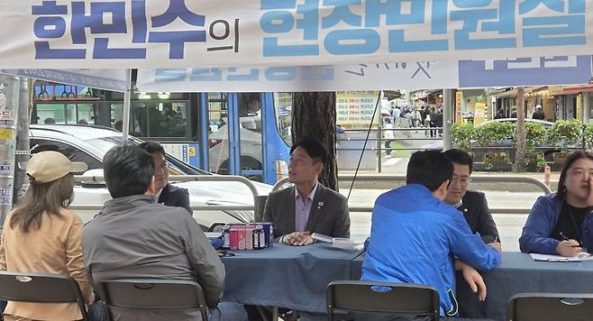 11일 서울 강북구 미아사거리역 인근에 차려진 '한민수의 현장민원실'에서 한 의원이 지역민들의 의견을 청취하고 있다. 한웅희 기자