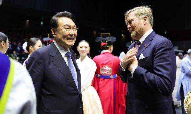 2023년 당시 네덜란드를 국빈 방문한 윤석열 대통령과 빌럼-알렉산더르 네덜란드 국왕이 암스테르담 시내 공연장에서 열린 답례 문화 공연에서 대화하고 있다. 연합뉴스