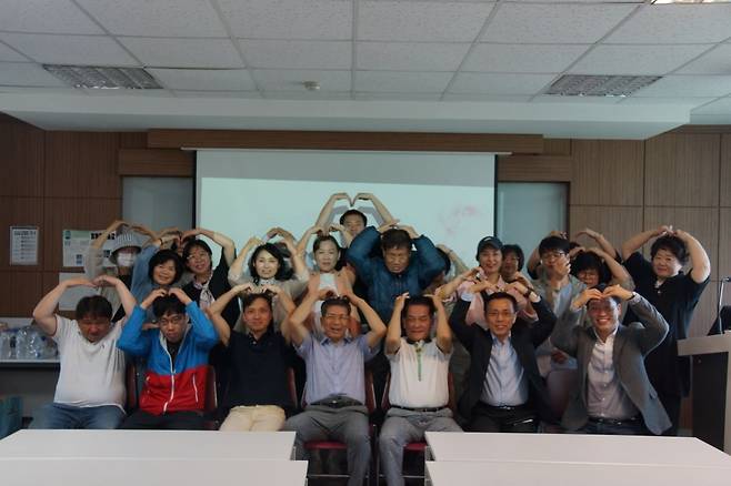 부산 영산대학교 GOD PEOPLE 기독동아리는 지난 11일 교내에서 채플을 드렸다. 예배를 드린 뒤 김경열(앞줄 맨 오른쪽) 교수, 학교 관계자, 동아리 회원들이 단체 기념촬영을 하고 있다.