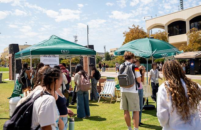 지난 8월 26일 미국 샌디에이고주립대에서 열린 한국 화장품 브랜드 ‘닥터지’ 홍보 행사에 사람들이 몰려 있는 모습. <닥터지>