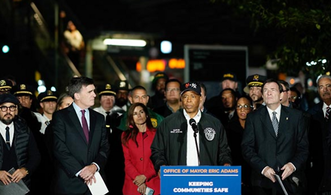 에릭 아담스 시장이 미국 뉴욕 퀸스에서 지난해 기자회견을 열고 매춘과의 전쟁을 선포하고 있다.