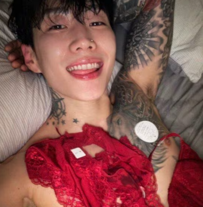 가수 박재범이 온리팬스 계정을 만든 뒤 올린 사진.