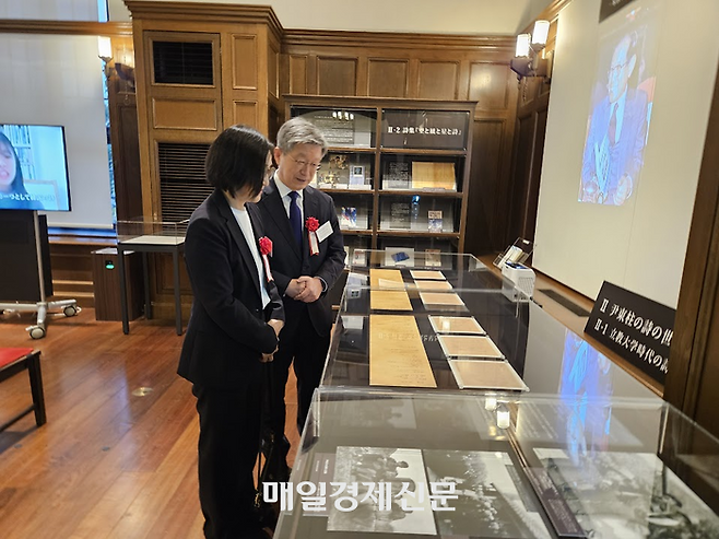 11일 릿쿄대 역사관에서 특별 전시 중인 윤동주 시인 관련 전시물을 보고 있는 유족 대표인 윤인석 성균관대 교수(오른쪽)와 부인 김영미 씨. 윤인석 교수는 윤동주 시인의 큰 조카다. [도쿄 이승훈 특파원]