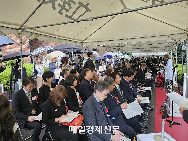 11일 릿쿄대 이케부쿠로 캠퍼스에서 열린 ‘윤동주 기념비 제막식’에는 굿은 날씨에도 불구하고 한일 양국서 많은 사람들이 모여 행사를 지켜봤다. [도쿄 이승훈 특파원]