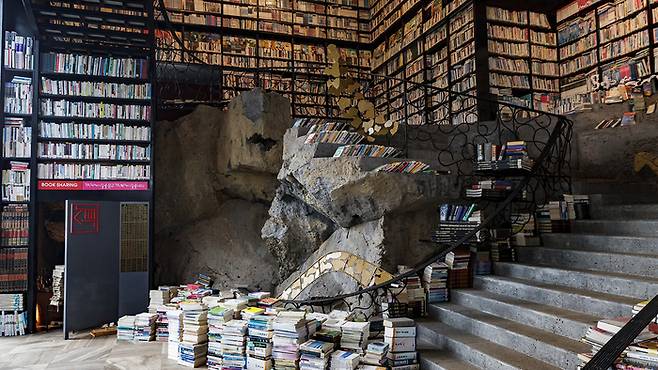 폐기될 헌책 수만 권과 빈 땅에서 나온 바위로 꾸민 제주시 한림읍 탐나라공화국 도서관 전경. 사진제공=탐나라공화국