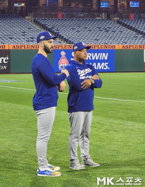 데이브 로버츠 LA 다저스 감독(사진 오른쪽). 사진(美 필라델피아)= 김재호 특파원