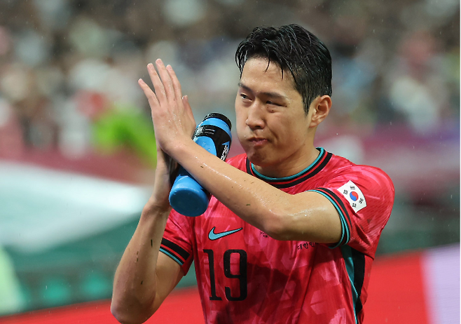 10일 서울 마포구 서울월드컵경기장에서 열린 한국과 브라질 축구 대표팀의 친선경기. 이강인이 교체로 물러나며 손을 흔들고 있다. 사진=연합뉴스