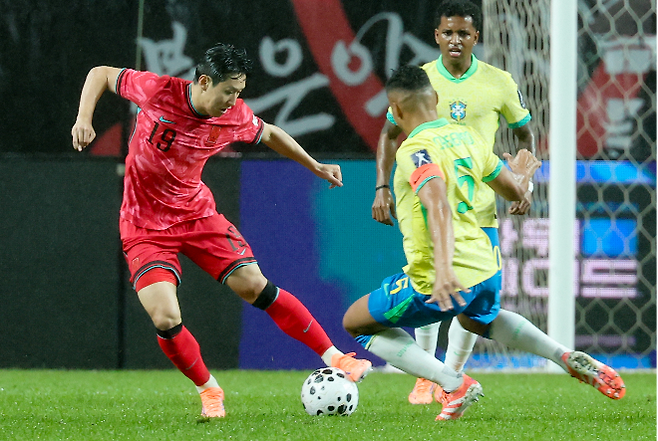10일 서울 마포구 서울월드컵경기장에서 열린 한국과 브라질 축구 대표팀의 친선경기. 한국 이강인이 드리블하고 있다. 사진=연합뉴스