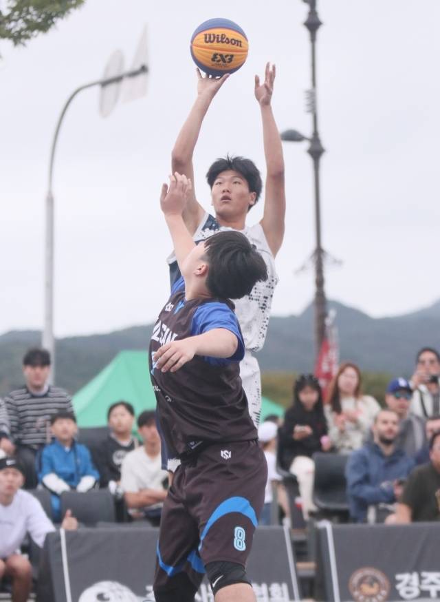 NH농협은행 2025-26 KXO 3x3 경주 STOP가 열린 12일 경주 대릉원 특설코트. 이곳에서 만난 KXO 관계자는 “해외 3x3 관계자들로부터 대한민국 3x3 U18부의 국제대회 참가는 언제 이뤄지는지 질문을 받고 있다. 우리는 현재 국제대회에 참가하는 루트가 한정적이다. 그렇기에 국제대회 출전권이 걸린 U18부, 즉 고등부 리그 창설에 대해 고민 중이다”라고 이야기했다. 사진=KXO 제공