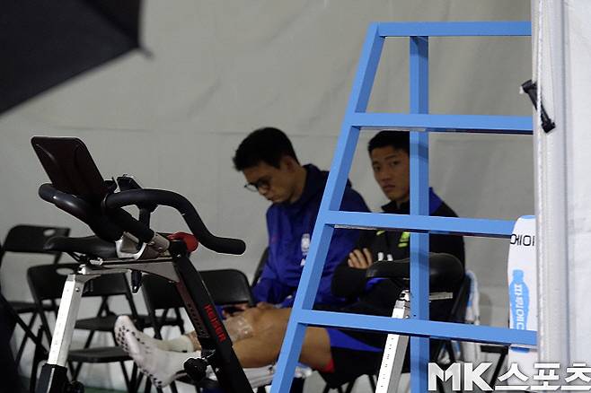 7일 훈련 중 종아리에 이상을 느낀 황희찬. 사진=이근승 기자