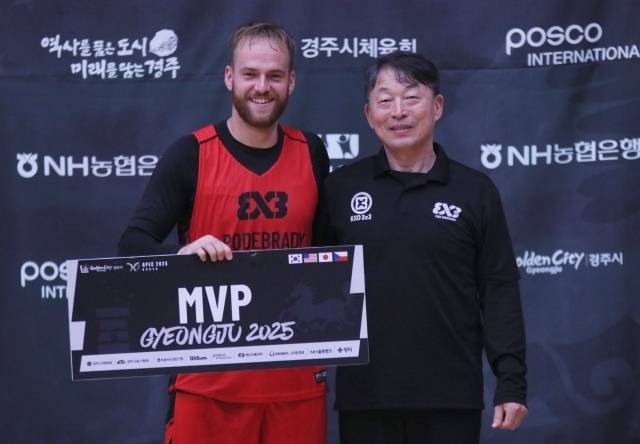 대회 MVP에 선정된 테오도르 드루고슈는 “정말 기분 좋다. 2025년 막바지에 2026시즌을 위한 홍천 챌린저 티켓을 얻게 되어 행복하다. 터프한 대회였다. 우리는 대회 당일 오전 7시에 이곳에 왔다. 일정이 쉽지 않았다. 하지만 KXO의 초청에 당연히 올 수밖에 없었고 내년에도 다시 올 수 있어 감사하고 행복하다”고 이야기했다. 사진=KXO 제공