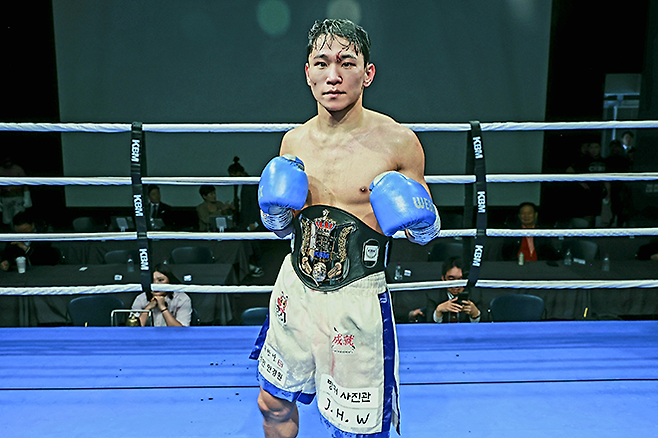 도전자 김우현이 2025년 10월 서울특별시 섬유센터 이벤트홀에서 사단법인 한국복싱커미션 KBM 밴텀급 챔피언 등극 후 기념 촬영을 하고 있다. 김우현은 세계복싱협회 슈퍼플라이급 아시아 챔피언을 지냈다. 사진=FINAL FLASH 제공