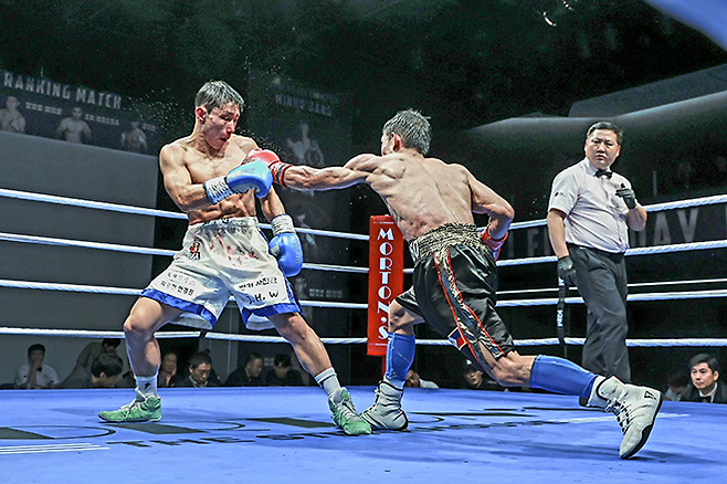 도전자 김우현이 2025년 10월 서울특별시 섬유센터 이벤트홀 사단법인 한국복싱커미션 KBM 밴텀급 타이틀매치에서 챔피언 조버 아미스토소의 공격을 피하고 있다. 김우현은 세계복싱협회 슈퍼플라이급 아시아 챔피언을 지냈다. 사진=FINAL FLASH 제공