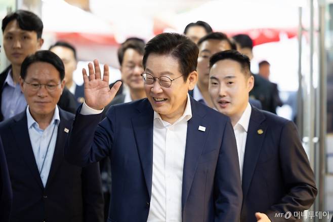 (서울=뉴스1) 이재명 기자 = 이재명 대통령이 3일 인천 강화제일풍물시장을 찾아 시민들에게 인사를 하고 있다. (대통령실 제공. 재판매 및 DB 금지) 2025.10.3/뉴스1  Copyright (C) 뉴스1. All rights reserved. 무단 전재 및 재배포,  AI학습 이용 금지. /사진=(서울=뉴스1) 이재명 기자