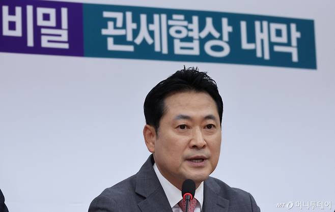 [서울=뉴시스] 김금보 기자 = 장동혁 국민의힘 대표가 12일 서울 여의도 국회에서 기자간담회를 하고 있다. 2025.10.12. kgb@newsis.com /사진=김금보