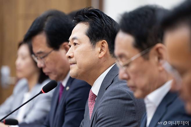 (서울=뉴스1) 유승관 기자 = 장동혁 국민의힘 대표가 12일 서울 여의도 국회에서 열린 기자간담회에서 모두 발언을 하고 있다. 2025.10.12/뉴스1 Copyright (C) 뉴스1. All rights reserved. 무단 전재 및 재배포, AI학습 이용 금지. /사진=(서울=뉴스1) 유승관 기자