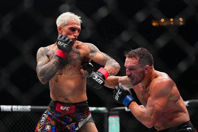 올리베이라(왼쪽)가 마이클 챈들러와 경기에서 펀치를 적중하고 있다. /UFC 제공