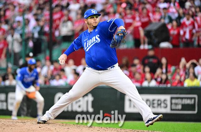 2025년 10월 11일 오후 인천 SSG랜더스필드에서 열린 '2025 신한 SOL Bank KBO 포스트시즌' 삼성 라이온즈와 SSG 랜더스의 준플레이오프 2차전 경기. 삼성 후라도가 9회말 구원등판해 역투하고 있다./인천=유진형 기자