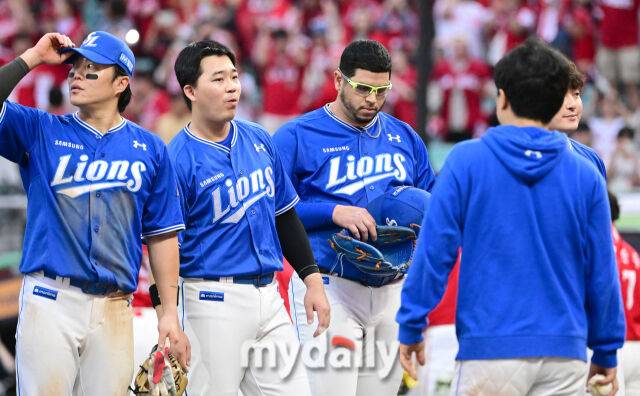 2025년 10월 11일 오후 인천 SSG랜더스필드에서 열린 '2025 신한 SOL Bank KBO 포스트시즌' 삼성 라이온즈와 SSG 랜더스의 준플레이오프 2차전 경기. 삼성 후라도가 3-4로 패한 뒤 고개를 숙이고 있다./인천=유진형 기자