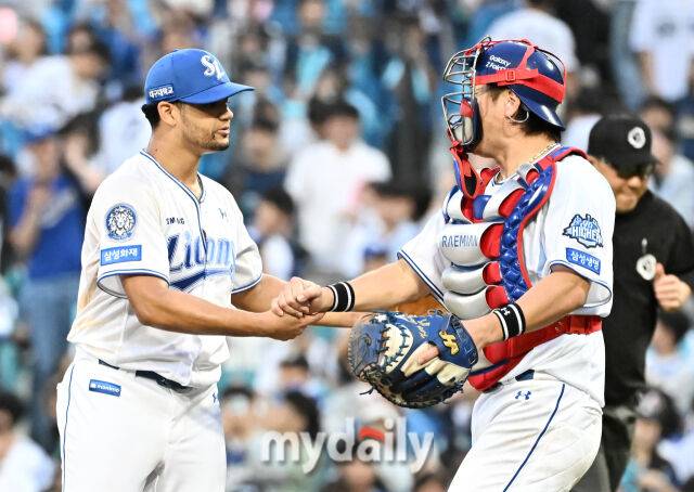 7일 오후 대구광역시 수성구 대구삼성라이온즈파크에서 진행된 '2025 프로야구 KBO리그 포스트시즌' 와일드카드 결정전 1차전 삼성라이온즈와 NC다이노스의 경기. 삼성 가라비토와 강민호가 3-0으로 승리한 뒤 환호하고 있다./마이데일리