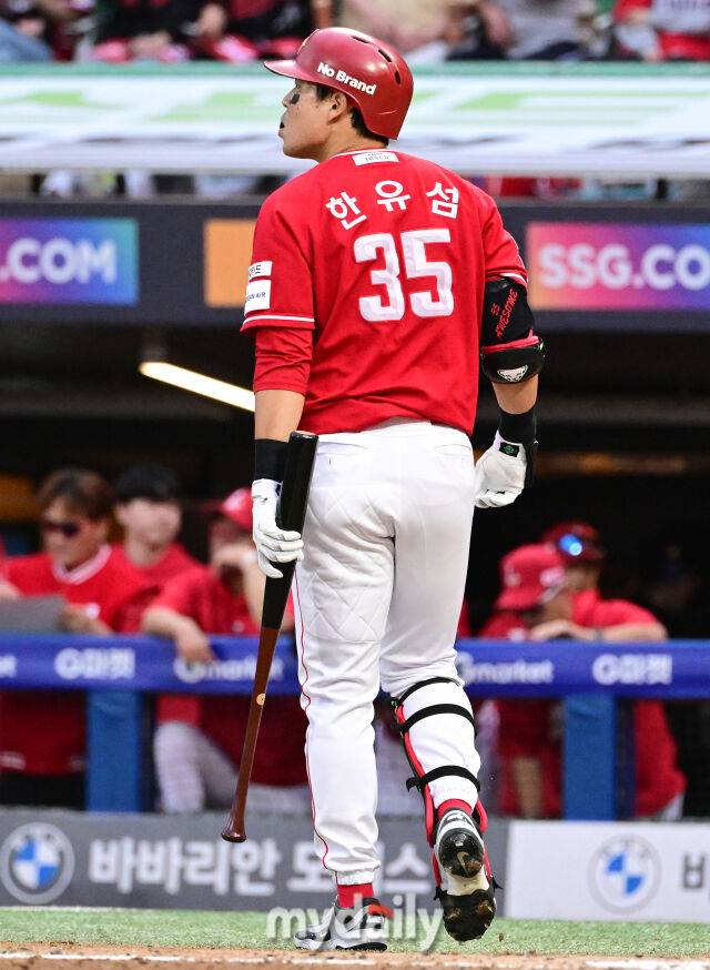 2025년 10월 11일 오후 인천 SSG랜더스필드에서 열린 '2025 신한 SOL Bank KBO 포스트시즌' 삼성 라이온즈와 SSG 랜더스의 준플레이오프 2차전 경기. SSG 한유섬이 8회말 1사 후 삼진을 당하고 더그아웃으로 들어가고 있다./마이데일리