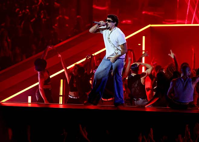 라틴계 팝 스타 배드 버니가 지난 3월 캘리포니아 할리우드의 돌비 극장에서 열린 2025 아이하트라디오 뮤직 어워즈에서 열창하고 있다.[게티이미지]