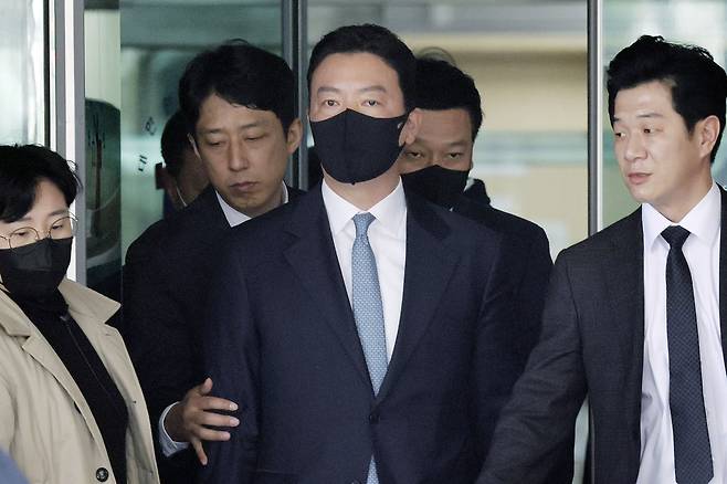 윤석열 대통령 체포 방해 혐의를 받는 김성훈 대통령경호처 차장이 지난 3월 서울 마포구 서울서부지방법원에서 열린 영장실질심사를 마치고 대기 장소로 이동하고 있다.[뉴시스]