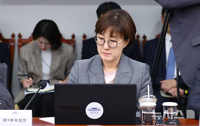 [서울=뉴시스] 최동준 기자 = 김현지 대통령실 제1부속실장이 2일 서울 용산 대통령실 청사에서 열린 수석보좌관회의에 참석해 있다. (대통령실통신사진기자단) 2025.10.02. photocdj@newsis.com