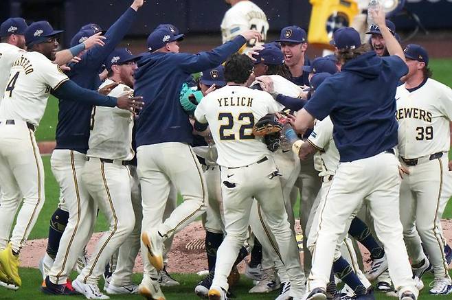 [밀워키=AP/뉴시스] 12일(한국 시간) 시카고 컵스를 3-1로 꺾고 메이저리그 내셔널리그 챔피언십시리즈 진출이 확정된 뒤 기뻐하는 밀워키 브루어스 선수단. 2025.10.12.