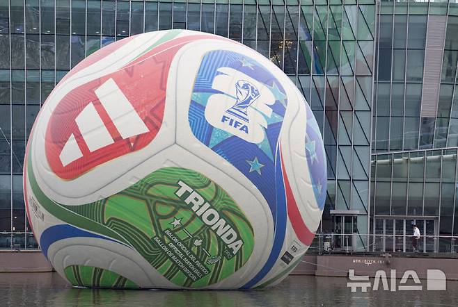 [서울=뉴시스] 김근수 기자 = 12일 서울 서초구 한강시민공원 세빛둥둥섬에 2026년 국제축구연맹(FIFA) 북중미 월드컵의 공인구 '트리온다'(TRIONDA)가 설치돼 있다. 아디다스는 트리온다의 국내 공개를 기념해 서울 세빛둥둥섬에서 'SOAP BALL' 이벤트를 개최한다고 밝혔다.2026년 국제축구연맹(FIFA) 북중미 월드컵의 공인구 '트리온다'(TRIONDA)는 세 개'(Tri)'의 '파도'(Onda)라는 뜻의 트리온다는 월드컵 공동 개최국인 캐나다·멕시코·미국을 기념하는 디자인으로 제작됐다. 빨강, 파랑, 초록의 국가 색상이 중앙 삼각형으로 이어져 세 나라가 하나되는 최초의 월드컵을 의미하며, 미국의 별, 캐나다의 단풍잎, 멕시코의 독수리 등 개최국의 대표 아이콘을 굵직한 그래픽과 엠보싱 기법으로 반영했다. 2025.10.12. ks@newsis.com