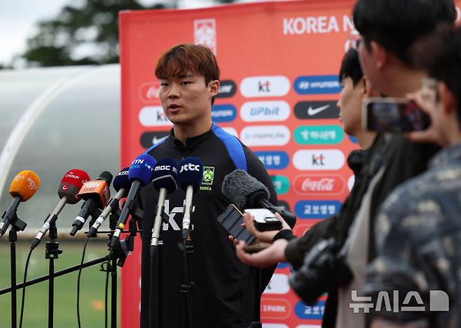 [고양=뉴시스] 김진아 기자 = 대한민국 축구대표팀 오현규가 12일 경기 고양종합운동장 보조구장에서 파라과이전 대비 훈련에 앞서 취재진의 질문에 답하고 있다. 2025.10.12. bluesoda@newsis.com