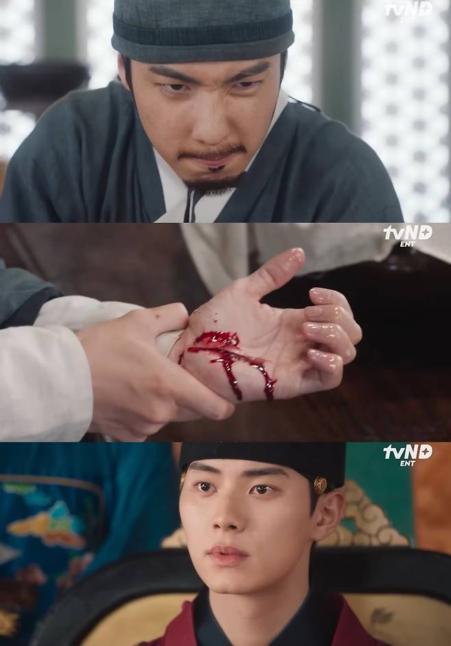 명나라 사신단과의 요리 경합에서 맹 숙수는 일부러 손을 다치는데 명나라 사신 우곤이 이를 비웃자, 이헌은 요리를 하는 과정에서 겪는 시행착오라며 조선 숙수들을 감싸는 발언을 한다. '폭군의 셰프' 캡처