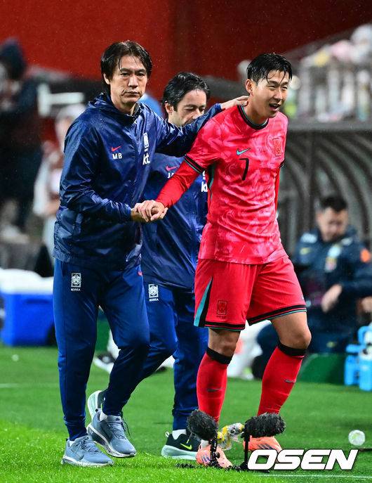 [OSEN=서울월드컵경기장, 지형준 기자] 홍명보 감독이 이끄는 대한민국 대표팀은 10일 오후 서울월드컵경기장에서 '세계 최강' 브라질과 A매치 평가전을 가졌다.한국이 브라질을 상대로 마지막으로 웃은 건 1999년 3월 28일이었다. 당시 잠실에서 열린 친선경기에서 김도훈의 결승골로 1-0 승리를 거뒀다. 다만, 그 승리가 마지막이었다. 한국은 브라질을 상대로 1승 1무 8패에 그쳤다. 브라질과의 이번 경기는 단순한 친선전이 아닌, 2026 북중미 월드컵을 향한 본격적인 시험대다. 후반 홍명보 감독이 교체된 손흥민과 인사를 나누고 있다. 2025.10.10 /jpnews@osen.co.kr