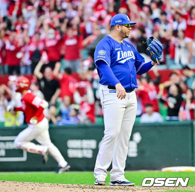 [OSEN=인천, 박준형 기자] SSG 랜더스가 9회말 김성욱의 극적인 끝내기홈런을 앞세워&nbsp;1차전 패배를 설욕했다.프로야구 SSG 랜더스는 11일 인천SSG랜더스필드에서 열린 2025 신한 SOL KBO 준플레이오프(5전 3선승제) 2차전에서 4-3 끝내기승리를 거뒀다.9회말 SSG 김성욱에게 끝내기 홈런을 허용한 삼성 후라도가 아쉬워하고 있다  2025.10.11 / soul1014@osen.co.kr